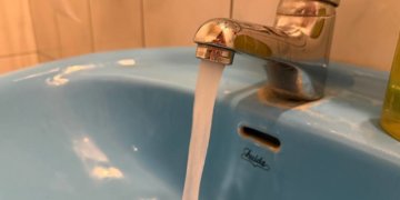 Суд в Искитимском районе обязал «МУП ИР «Западное» проверять воду в Бурмистрово после жалоб на превышение марганца