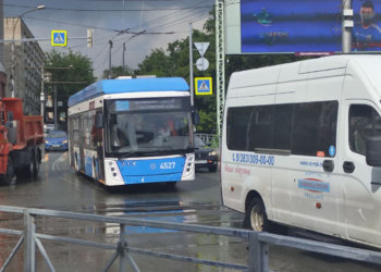 Новосибирец отсудил 169 тысяч рублей за повреждение машины упавшими проводами контактной сети