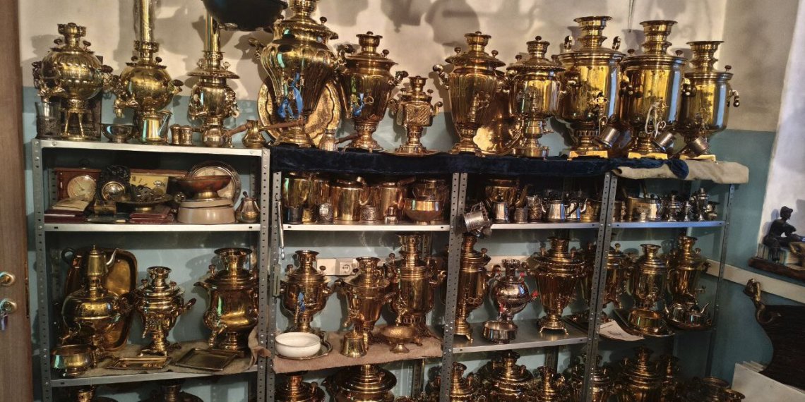 Новосибирец восстанавливает антикварные лампы и самовары