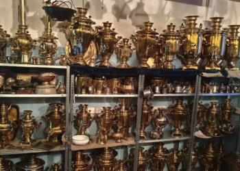 Новосибирец восстанавливает антикварные лампы и самовары