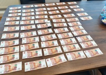 Сотрудник новосибирского завода получил взятку в 950 тысяч рублей за покровительство