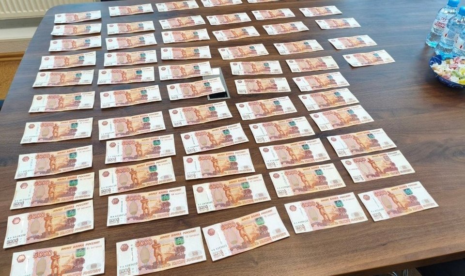 Сотрудник новосибирского завода получил взятку в 950 тысяч рублей за покровительство