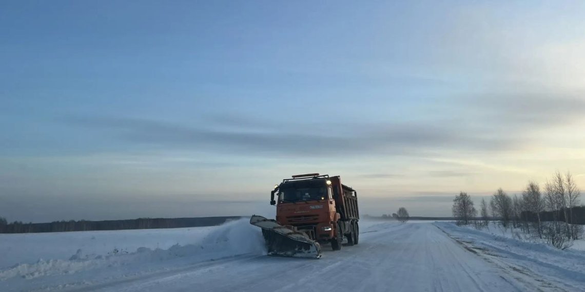 Из-за ухудшения погоды на трассах НСО работает 1176 единиц спецтехники
