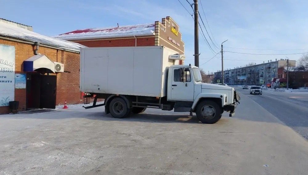Водитель погиб под колёсами своего же грузовика в Новосибирской области