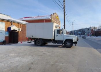 Водитель погиб под колёсами своего же грузовика в Новосибирской области