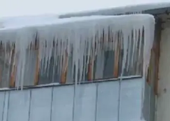 МЧС предупреждает новосибирцев об опасности схода снега и сосулек с крыш