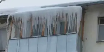 МЧС предупреждает новосибирцев об опасности схода снега и сосулек с крыш