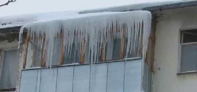 МЧС предупреждает новосибирцев об опасности схода снега и сосулек с крыш