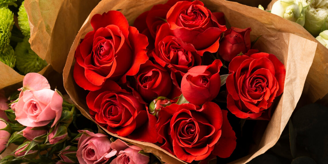 Доставка цветов в Омске: букеты роз в корзине с удобным заказом
