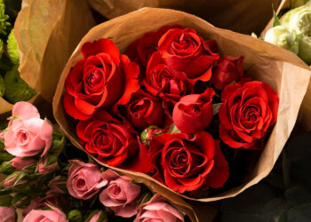 Доставка цветов в Омске: букеты роз в корзине с удобным заказом