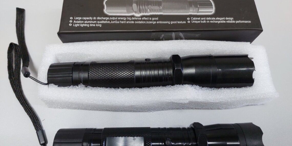 Пассажир рейса Новосибирск – Ташкент попытался провезти электрошокер в ручной клади