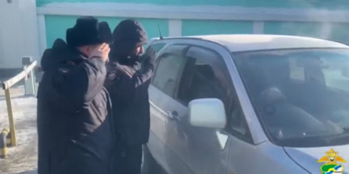 Нелегальных таксистов выявили на вокзале Новосибирска: среди нарушителей — мигранты