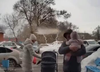 Ледяная глыба рухнула с крыши в Кемерове: родители с младенцем чудом не пострадали