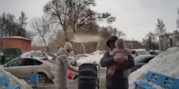 Ледяная глыба рухнула с крыши в Кемерове: родители с младенцем чудом не пострадали