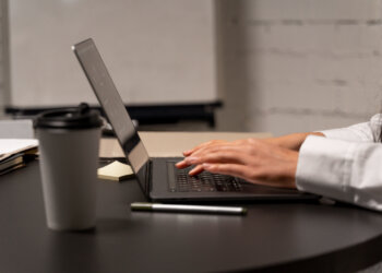 Все задачи — в одном окне: Сбер запустил ИИ-пространство для бизнеса на базе «ГигаЧата»