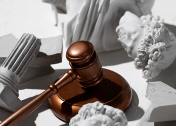 Била проводом, поставила на крупу: сибирячка осуждена за жестокое наказание дочери за съеденные конфеты