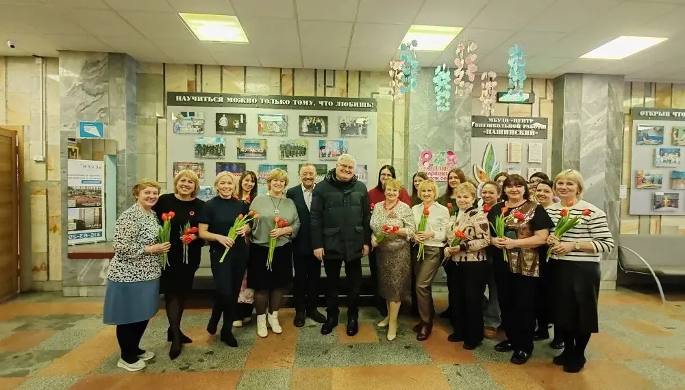 «Вы дарите жизнь и храните очаг»: Вячеслав Илюхин поздравил жительниц Калининского района с 8 Марта