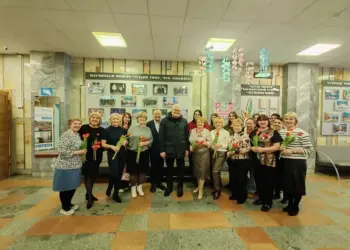 «Вы дарите жизнь и храните очаг»: Вячеслав Илюхин поздравил жительниц Калининского района с 8 Марта