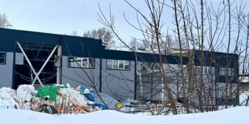 Крыша здания на ОбьГЭСе обрушилась из-за снега