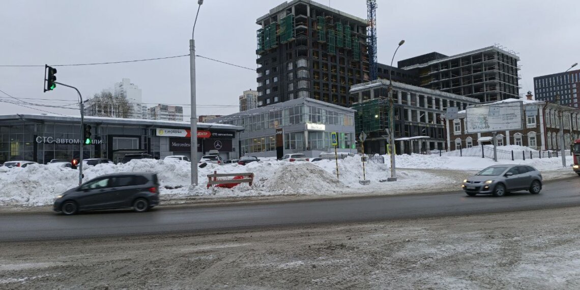 В Новосибирске начали готовить ливневки к паводку: дождеприемники открывают после зимы