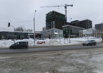 В Новосибирске начали готовить ливневки к паводку: дождеприемники открывают после зимы