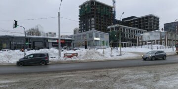 В Новосибирске начали готовить ливневки к паводку: дождеприемники открывают после зимы