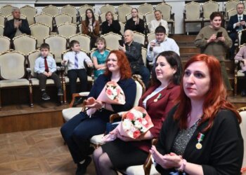 Пятнадцать жительниц Новосибирской области удостоены почётного знака «За материнскую доблесть»