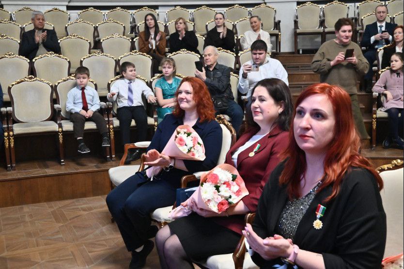 Пятнадцать жительниц Новосибирской области удостоены почётного знака «За материнскую доблесть»