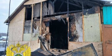 Прокуратура взяла на контроль расследование гибели женщины и двух детей при пожаре в Коченёвском районе