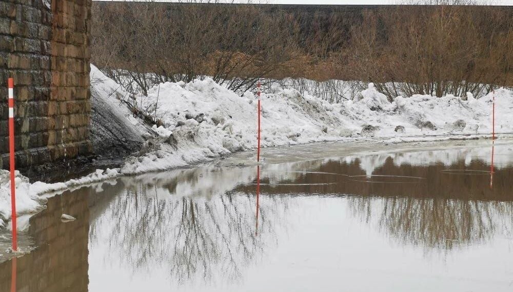 Дорогу затопило в Коченёво талыми водами
