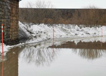 Дорогу затопило в Коченёво талыми водами