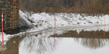 Дорогу затопило в Коченёво талыми водами