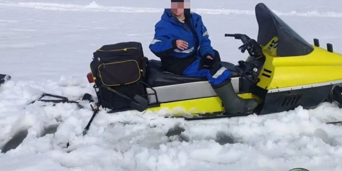 Спасатели вызволили снегоход с двумя сибиряками рядом с островом Тань-Вань