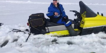 Спасатели вызволили снегоход с двумя сибиряками рядом с островом Тань-Вань