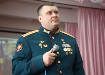 Герой России Дмитрий Коноплев пришел на урок мужества в родную новосибирскую школу