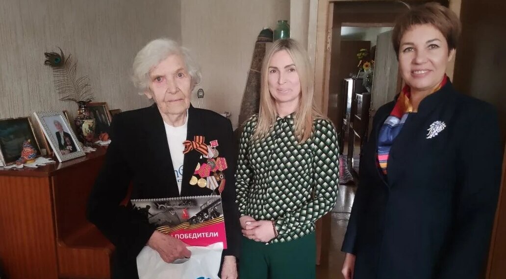 Живая история: ветеран Мария Гуськова из Октябрьского района получила в подарок альбом «Дважды победители»