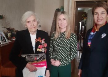 Живая история: ветеран Мария Гуськова из Октябрьского района получила в подарок альбом «Дважды победители»