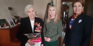 Живая история: ветеран Мария Гуськова из Октябрьского района получила в подарок альбом «Дважды победители»