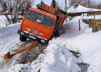 Мусоровоз ушел под снег из-за прорыва трубы в Новосибирской области