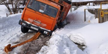Мусоровоз ушел под снег из-за прорыва трубы в Новосибирской области