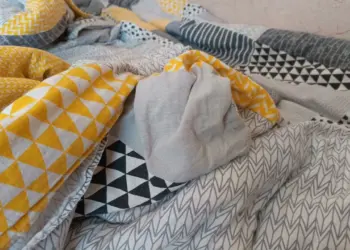 «Сонный развод» не всегда плох: нейропсихолог о раздельных спальнях