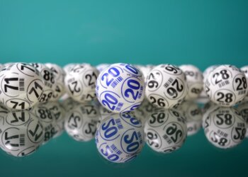 Вскрыла 704 билета, не заплатив: продавщицу лотерей поймали на хищении в Новосибирской области