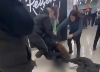 В Новосибирске подростки избили девочку в торговом центре из-за длинных волос