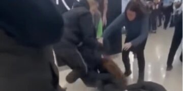 В Новосибирске подростки избили девочку в торговом центре из-за длинных волос