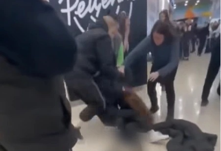 В Новосибирске подростки избили девочку в торговом центре из-за длинных волос