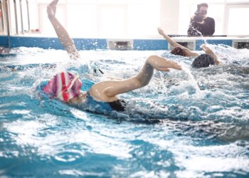 Современное оборудование и новые группы: бассейн в школе на Лазурной вновь заработал после капремонта