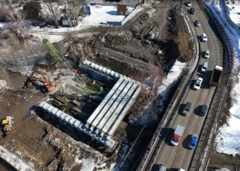 «Работы идут в графике»: Максим Кудрявцев проверил строительство моста на Петухова