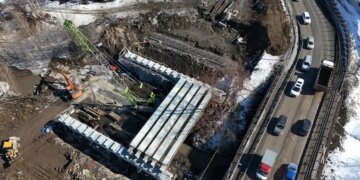 «Работы идут в графике»: Максим Кудрявцев проверил строительство моста на Петухова