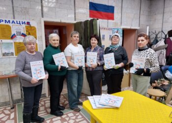 Навстречу цифровой грамотности: «Ростелеком» подарил пенсионерам учебники «Азбука интернета»