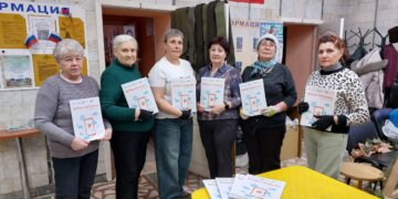 Навстречу цифровой грамотности: «Ростелеком» подарил пенсионерам учебники «Азбука интернета»